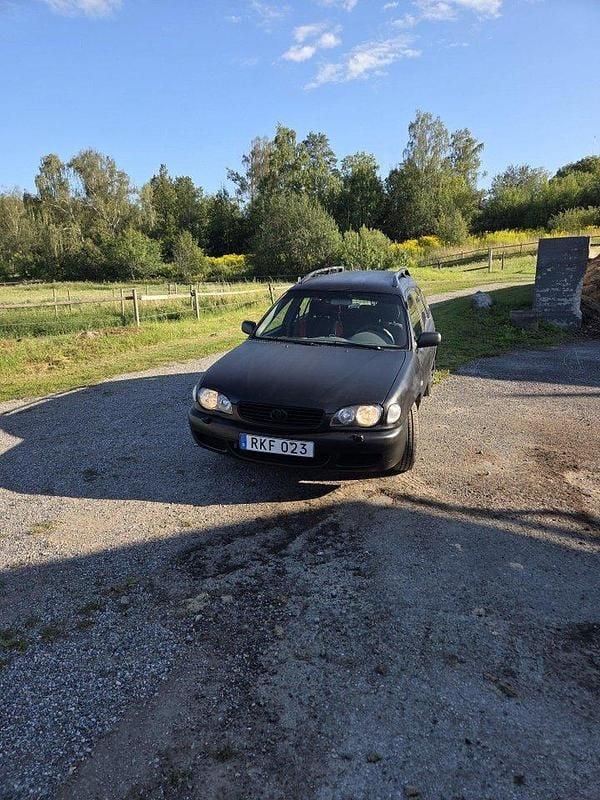 Röd Begagnad 2000 Toyota Corolla Kombi | 12 000 kr - Bild 1/4