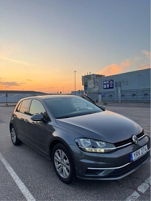 Grå Begagnad 2018 VW Golf VII Halvkombi | 137 500 kr (Marknadspris) - Bild 1/4