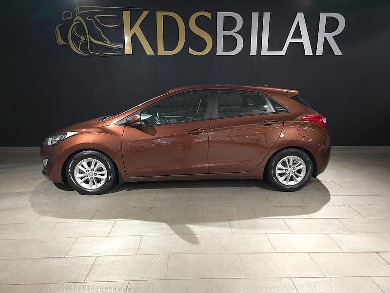 Brun Begagnad 2012 Hyundai i30 Sport Halvkombi | 69 800 kr (Marknadspris) - Bild 1/4