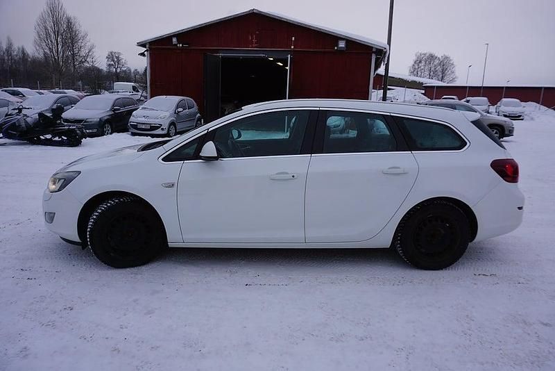 Begagnad Opel Astra 140 HK (102 kW) 2011 Vit Kombi