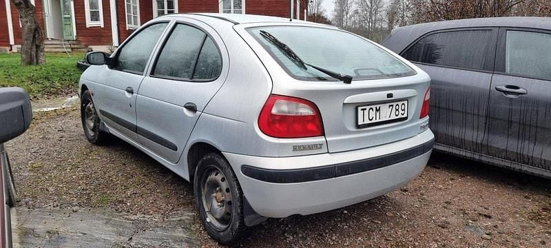 Grå Begagnad 2002 Renault Mégane II Authentique Halvkombi | 9 900 kr (Marknadspris) - Bild 1/3