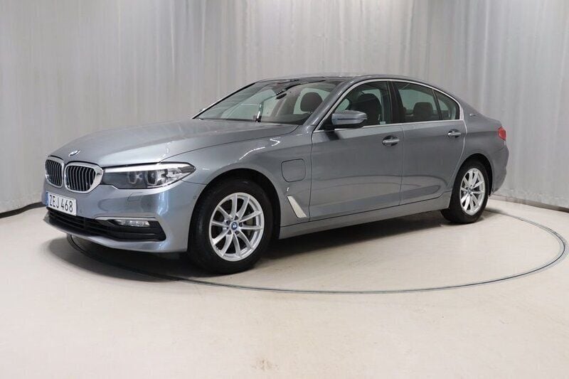Blå Begagnad 2018 BMW 530e iPerformance Sedan | 229 900 kr (Superpris) - Bild 1/4