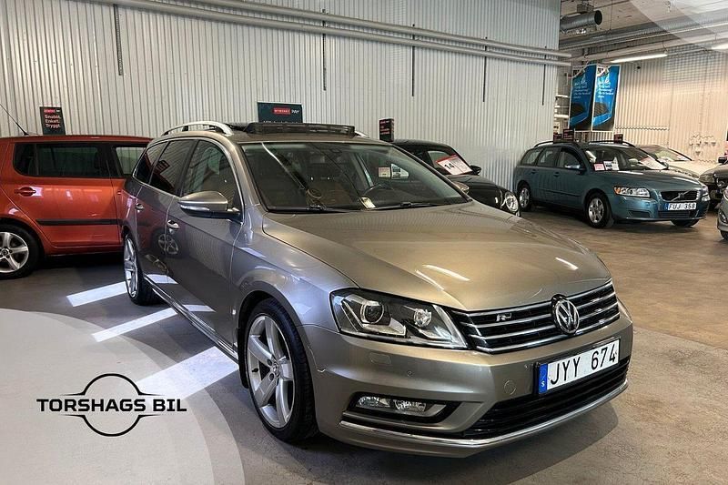 Ljusbrun (brun) Begagnad 2013 VW Passat R-line Kombi | 84 900 kr (Marknadspris) - Bild 1/3