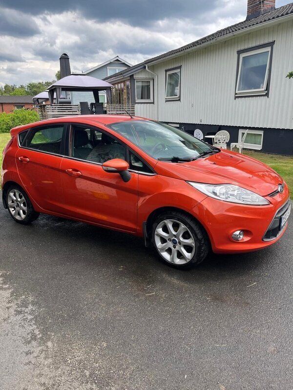 Orange Begagnad 2012 Ford Fiesta Titanium Halvkombi | 34 900 kr (Marknadspris) - Bild 1/4