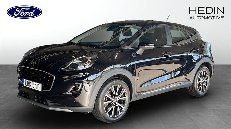 Svart (black) Begagnad 2021 Ford Puma Sedan | 199 000 kr (Marknadspris) - Bild 1/4