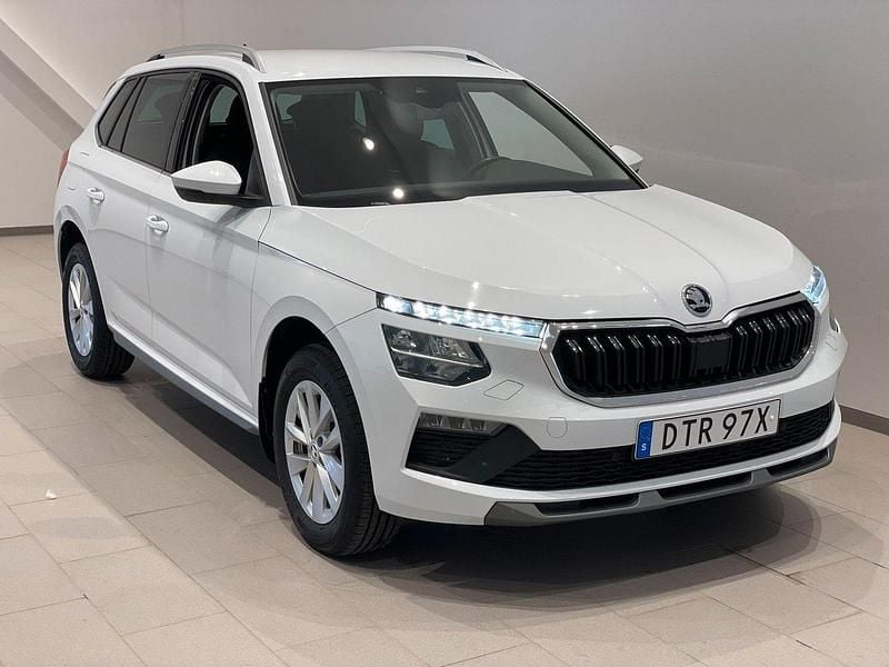 Vit (moon white metallic) Begagnad 2024 Skoda Kamiq Selection SUV | 269 900 kr (Marknadspris) - Bild 1/4