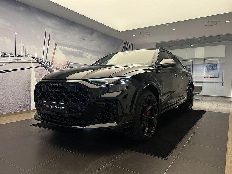 Svart Ny 2025 Audi RS Q8 Performance SUV | 1 889 000 kr (Lite dyr) - Bild 1/4