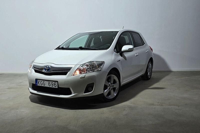 Vit Begagnad 2011 Toyota Auris Hybrid Premium Halvkombi | 109 800 kr (Marknadspris) - Bild 1/3