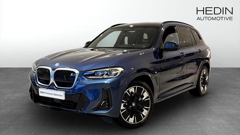 Blå (blue) Begagnad 2024 BMW iX3 M Sport SUV | 598 700 kr (Lite dyr) - Bild 1/4