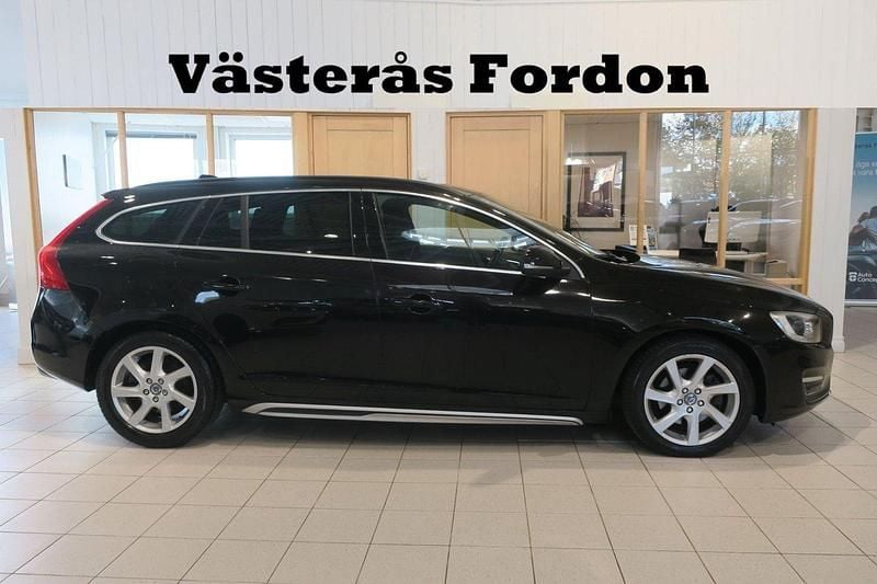Svart Begagnad 2014 Volvo V60 Momentum Kombi | 169 900 kr (Marknadspris) - Bild 1/4