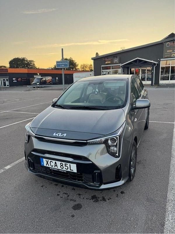 Grå Ny 2025 Kia Picanto Halvkombi | 90 000 kr - Bild 1/4