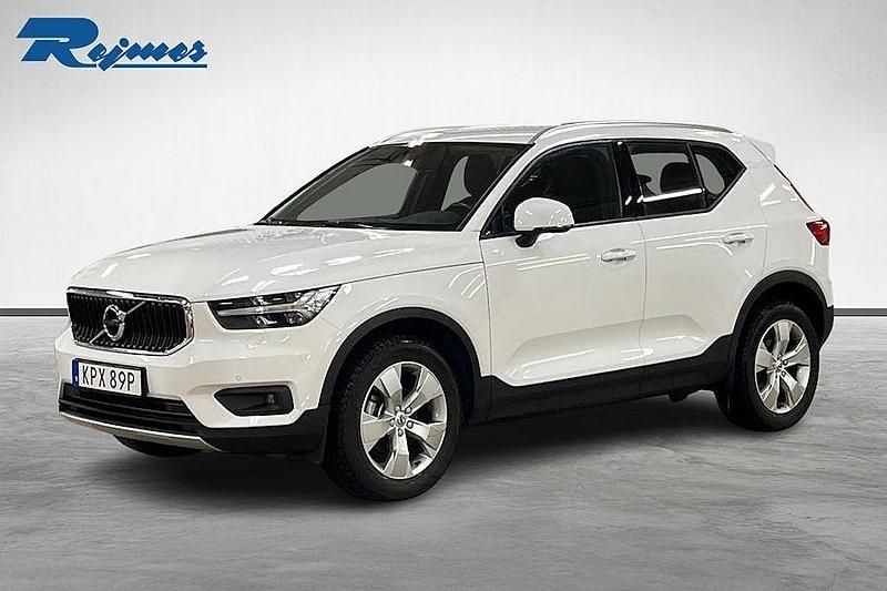 Ice vit Begagnad 2021 Volvo XC40 Momentum SUV | 294 900 kr (Lite dyr) - Bild 1/4