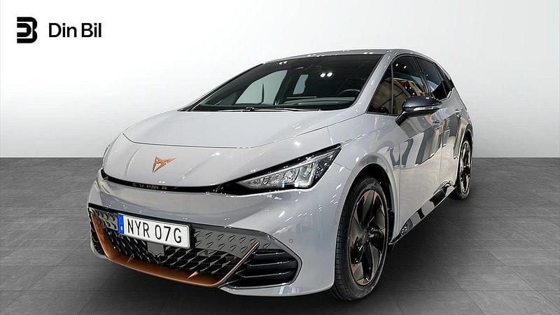 Ljusgrå (vaporgrau) Begagnad 2023 Cupra Born e-Boost Halvkombi | 329 900 kr (Marknadspris) - Bild 1/4