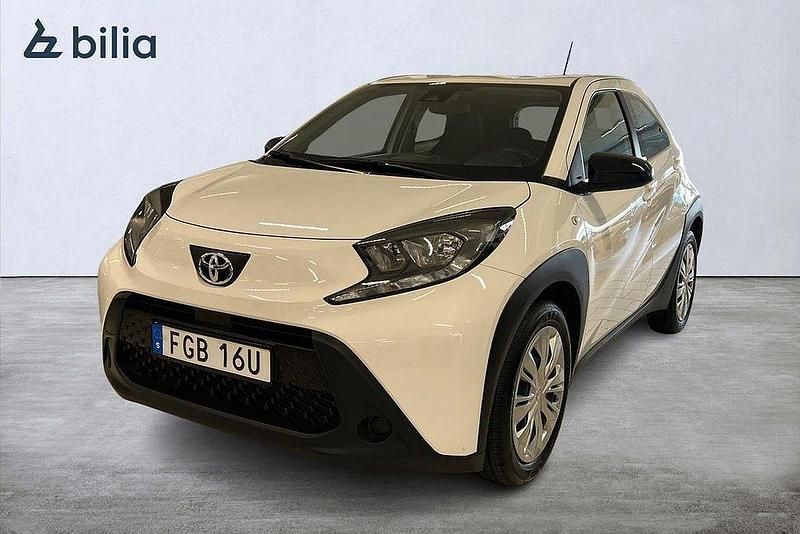 Vit Begagnad 2022 Toyota Aygo Play Halvkombi | 149 900 kr (Marknadspris) - Bild 1/4
