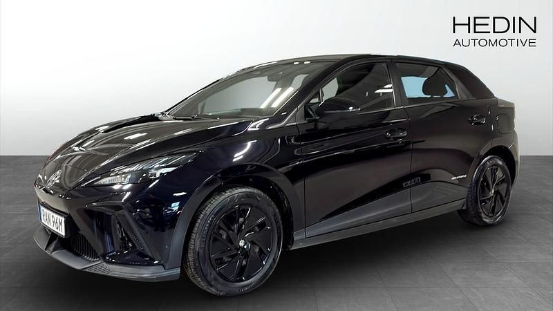 Svart (black) Begagnad 2023 MG MG4 EV Halvkombi | 254 900 kr (Marknadspris) - Bild 1/4