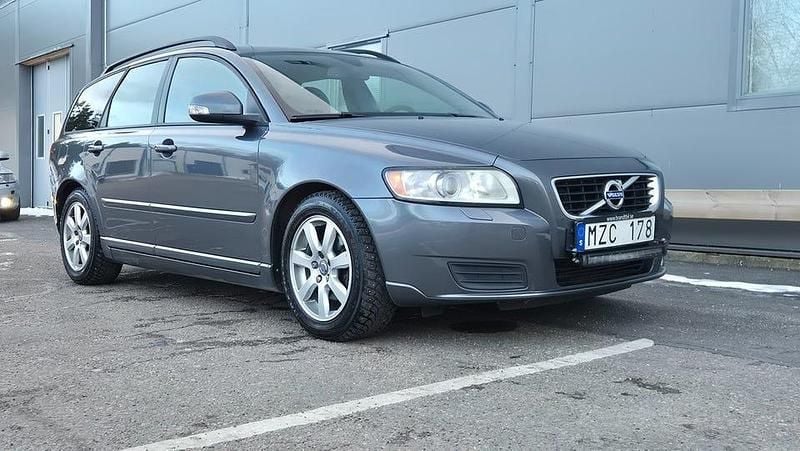 Grå Begagnad 2011 Volvo V50 Kombi | 44 900 kr (Bra pris) - Bild 1/4
