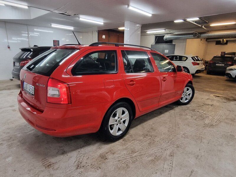 Begagnad Skoda Octavia Elegance 102 HK (75 kW) 2011 Röd Kombi