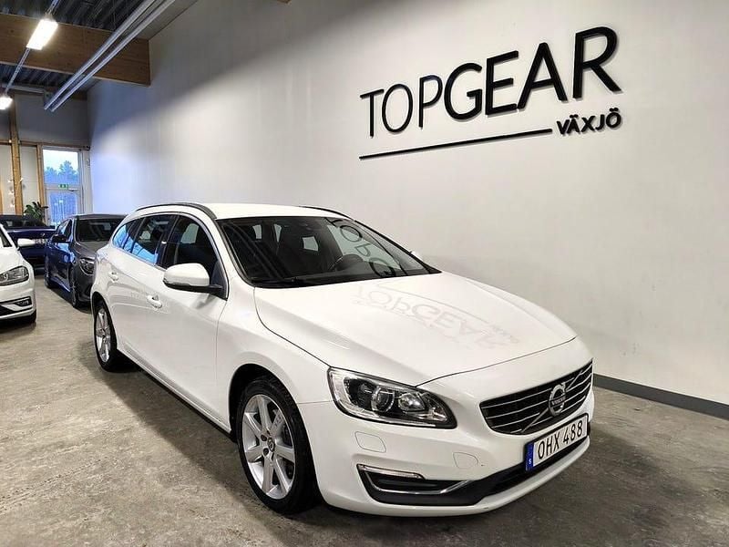 Vit Begagnad 2016 Volvo V60 Momentum Kombi | 139 900 kr (Marknadspris) - Bild 1/4