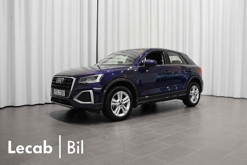 Blå (navarrablå metallic) Begagnad 2024 Audi Q2 Advanced SUV | 279 500 kr (Marknadspris) - Bild 1/4