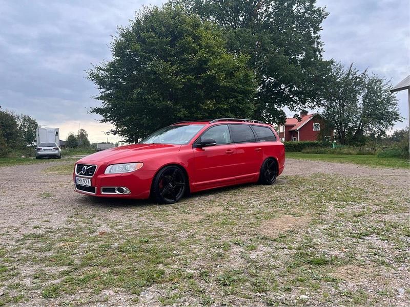 Röd Begagnad 2012 Volvo V70 R-Design Kombi | 68 000 kr (Marknadspris) - Bild 1/4