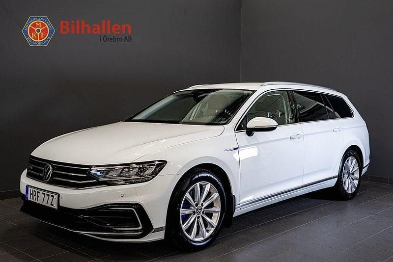 Vit Begagnad 2021 VW Passat GTE Kombi | 209 900 kr (Marknadspris) - Bild 1/4