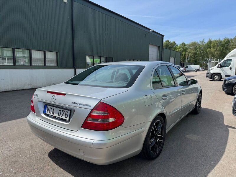 Begagnad Mercedes E200 164 HK (120 kW) 2004 Silver Sedan