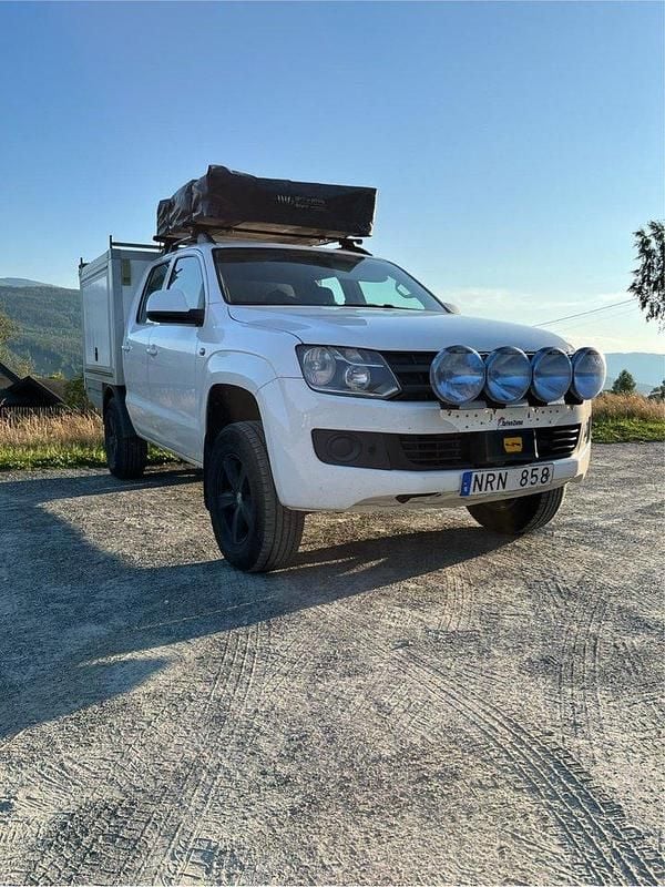 Vit Begagnad 2013 VW Amarok Pickup | 180 000 kr (Marknadspris) - Bild 1/4