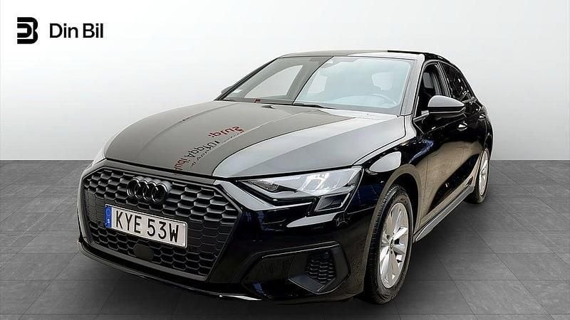 Svart (brilliantsvart) Begagnad 2023 Audi A3 Sportback Proline Halvkombi | 264 000 kr (Marknadspris) - Bild 1/4