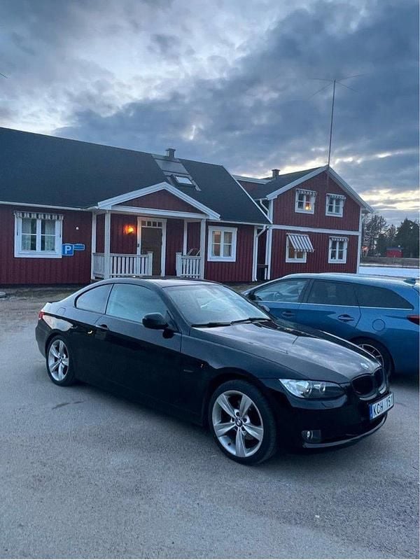 Svart Begagnad 2010 BMW 320 Comfort Edition Sportkupé | 85 000 kr (Marknadspris) - Bild 1/4