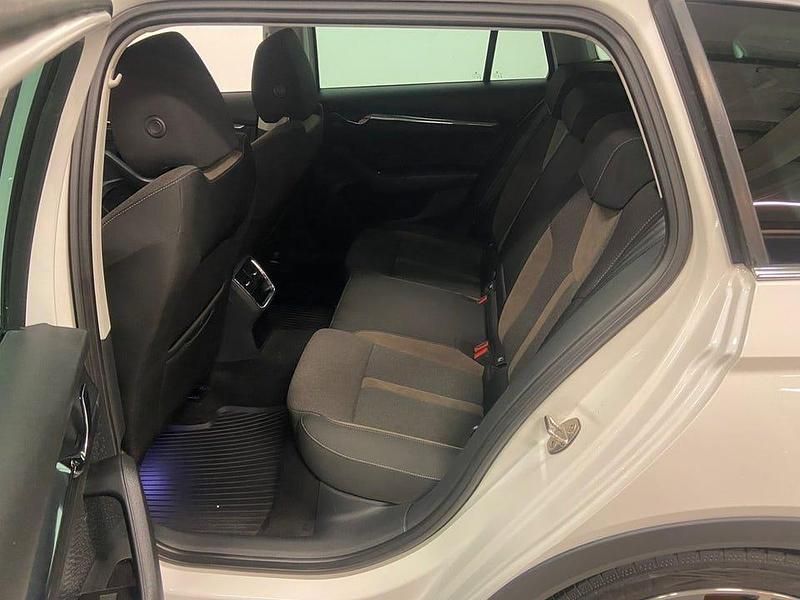 Begagnad Skoda Octavia Scout 200 HK (147 kW) 2021 Vit Kombi