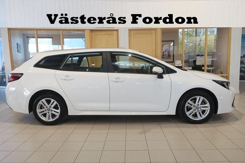 Vit Begagnad 2022 Toyota Corolla Active Kombi | 239 900 kr (Bra pris) - Bild 1/4