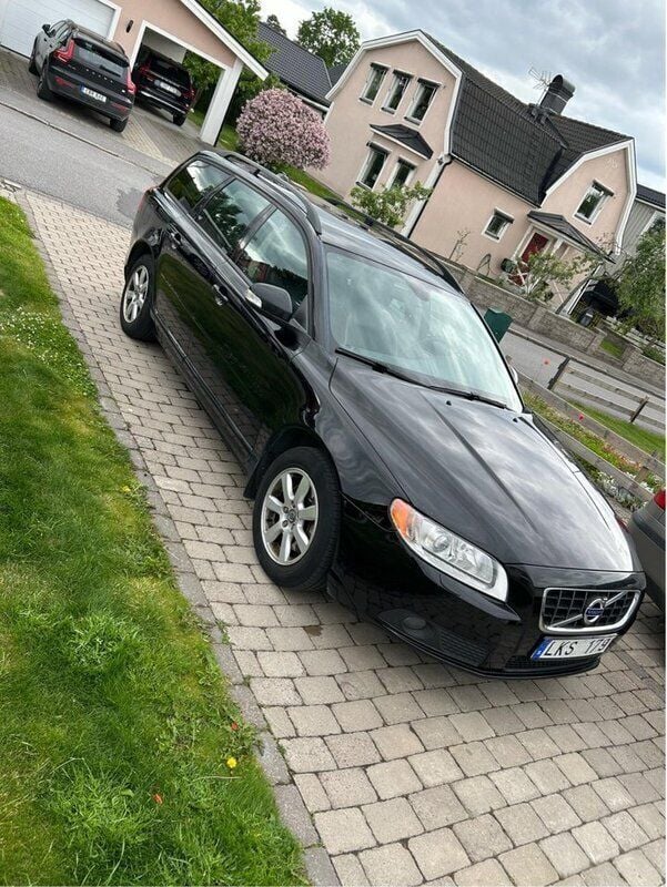 Svart Begagnad 2008 Volvo V70 Momentum Kombi | 75 000 kr (Lite dyr) - Bild 1/4