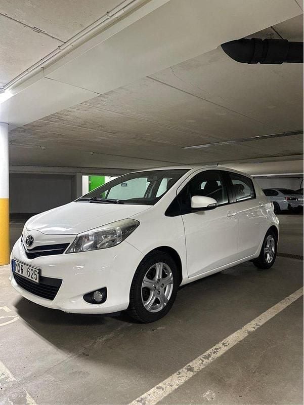 Vit Begagnad 2012 Toyota Yaris Halvkombi | 79 900 kr (Marknadspris) - Bild 1/4