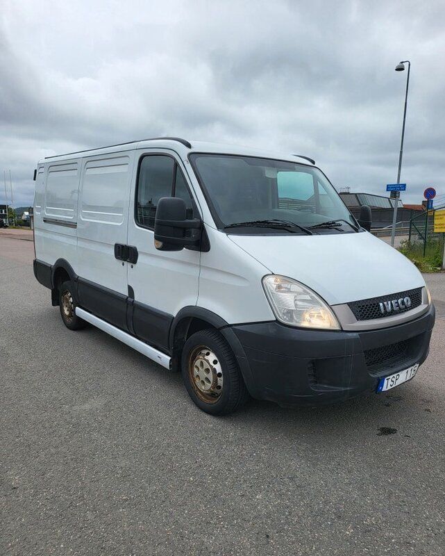 Svart Begagnad 2011 Iveco Daily Van | 74 900 kr (Dyr) - Bild 1/4
