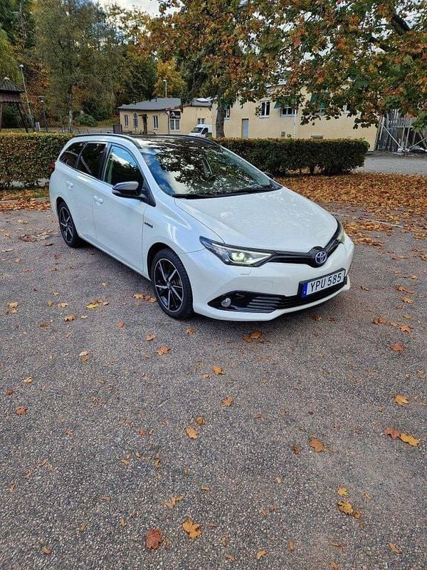 Vit Begagnad 2017 Toyota Auris Touring Sports Comfort Kombi | 168 000 kr (Marknadspris) - Bild 1/4