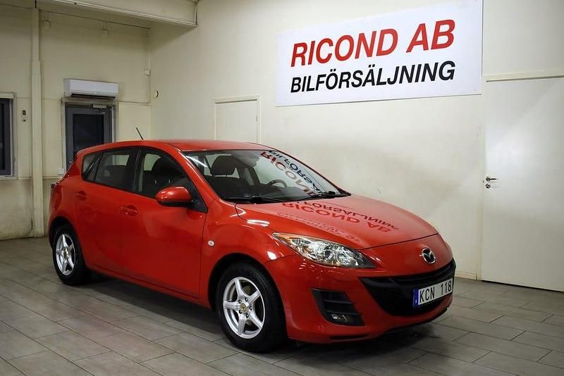 Röd Begagnad 2009 Mazda 3 Inclusive Halvkombi | 49 900 kr (Marknadspris) - Bild 1/4