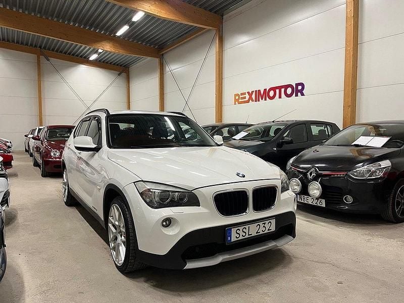 Vit Begagnad 2009 BMW X1 SUV | 79 900 kr (Marknadspris) - Bild 1/4