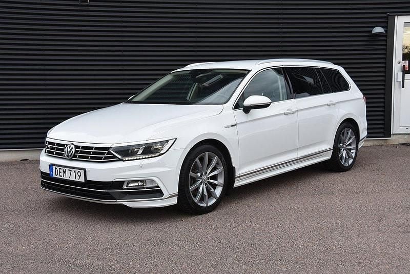 Vit Begagnad 2017 VW Passat R-line Kombi | 129 900 kr - Bild 1/4