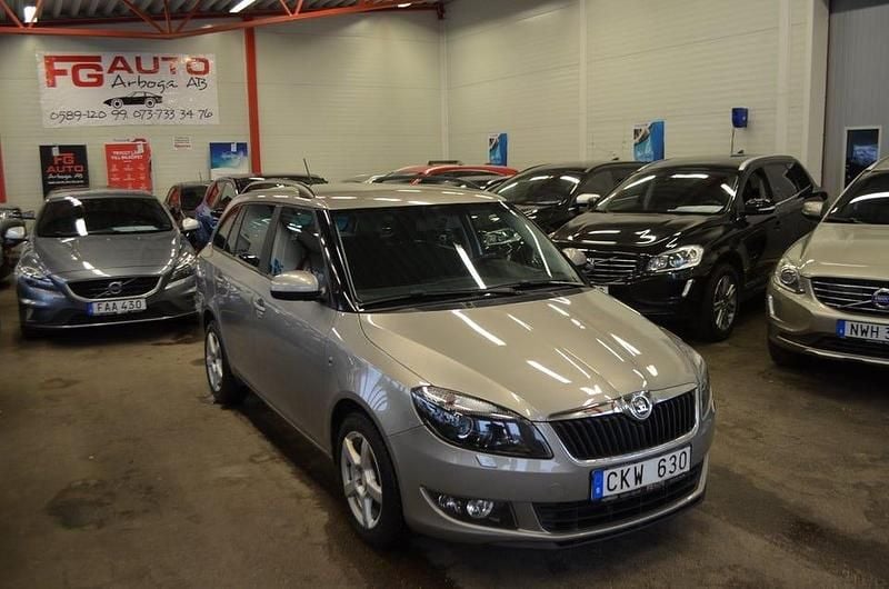 Begagnad Skoda Fabia Ambiente 86 HK (63 kW) 2013 Ljusbrun Kombi