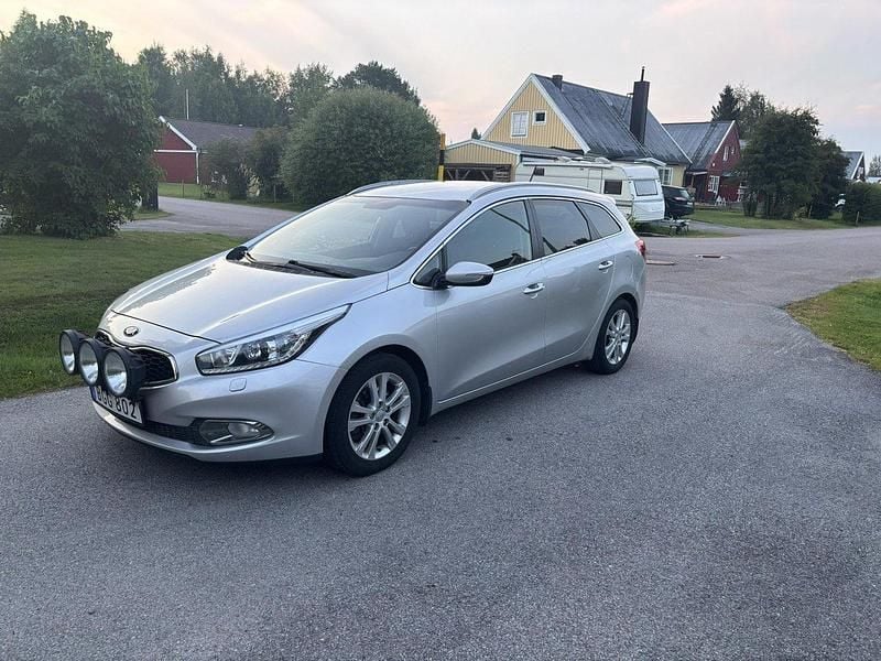 Grå Begagnad 2014 Kia Ceed Sportswagon Comfort Kombi | 80 000 kr (Lite dyr) - Bild 1/4
