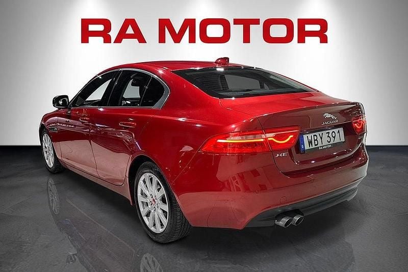 Begagnad Jaguar XE 180 HK (132 kW) 2017 Röd (röd metallic) Sedan