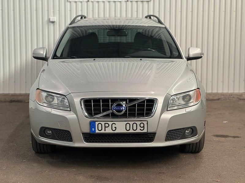 Begagnad Volvo V70 Momentum 231 HK (169 kW) 2009 Ljusgrå Kombi