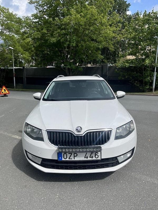 Vit Begagnad 2014 Skoda Octavia Ambition Kombi | 77 900 kr (Marknadspris) - Bild 1/4