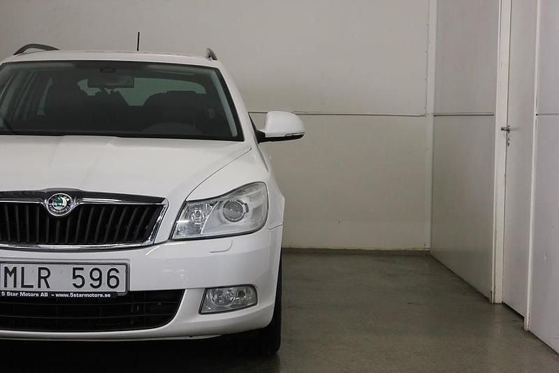 Begagnad Skoda Octavia Elegance 105 HK (77 kW) 2012 Vit Kombi