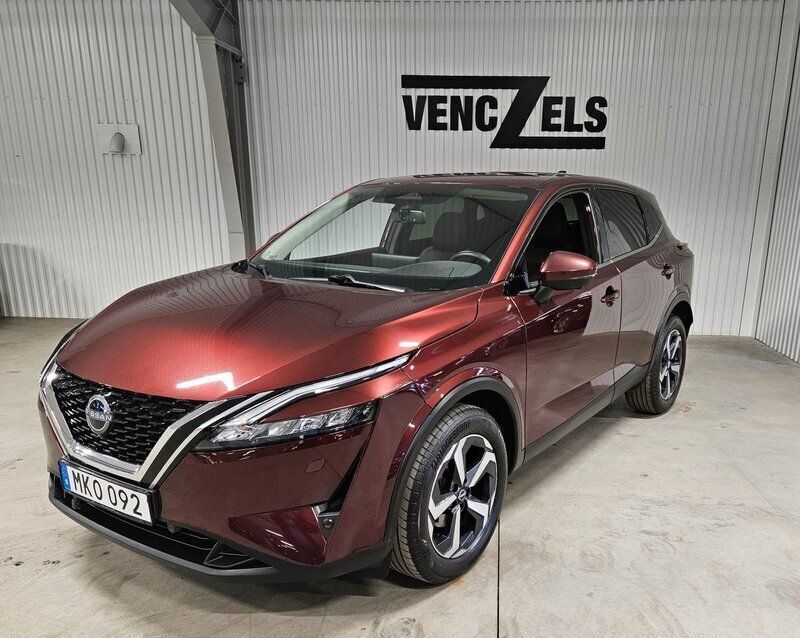 Mörkröd Begagnad 2023 Nissan Qashqai SUV | 279 000 kr (Marknadspris) - Bild 1/4