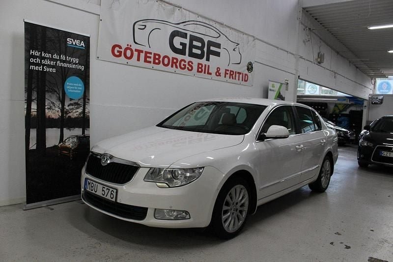 Vit Begagnad 2011 Skoda Superb Elegance Halvkombi | 79 000 kr (Marknadspris) - Bild 1/4