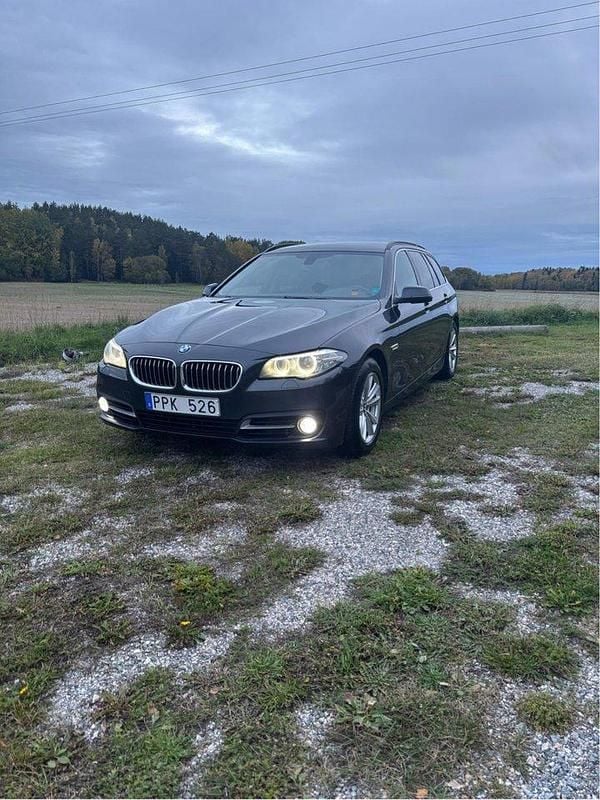 Grå Begagnad 2014 BMW 520 Kombi | 100 000 kr (Bra pris) - Bild 1/4