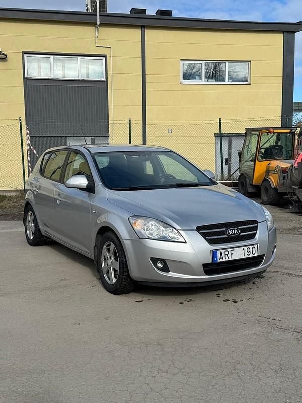 Silver/ grå Begagnad 2007 Kia Ceed Halvkombi | 24 500 kr (Lite dyr) - Bild 1/4