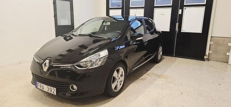 Svart Begagnad 2013 Renault Clio IV Halvkombi | 49 900 kr (Marknadspris) - Bild 1/4