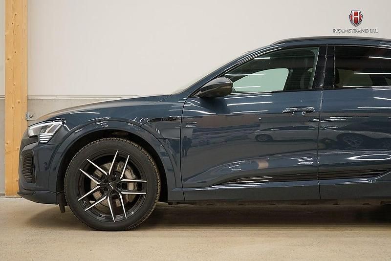 Begagnad Audi Q8 e-tron S-Line 300 kW (408 HK) 2023 Blå SUV